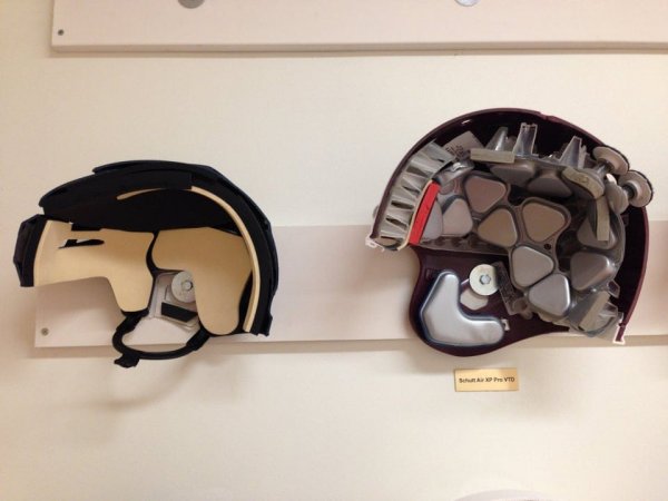 Сравнение шлема для хоккея и для американского футбола