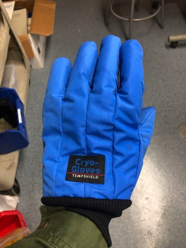 Специальные перчатки для работы с очень холодными предметами и веществами вроде жидкого гелия