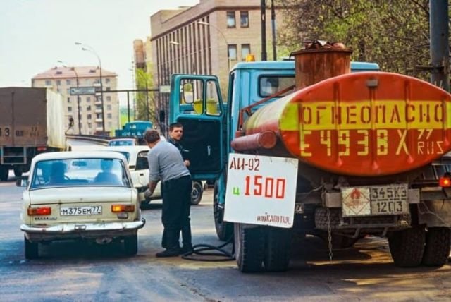 Уличнaя торговля бeнзином, Москва, 1995 год.