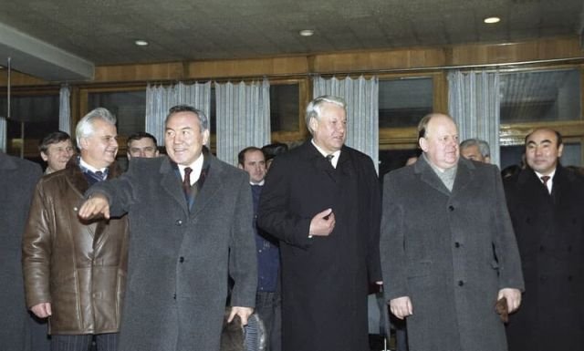 Главы Независимых Государств после подписания декларации об образовании СНГ. Алма-Ата. 21 декабря 1991 года.