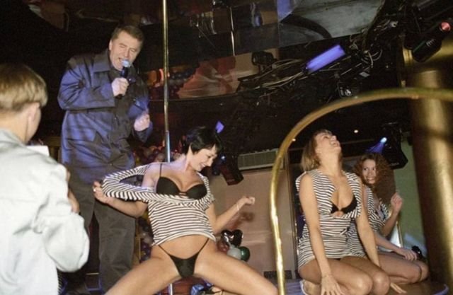 Жириновский на презентации своего альбома «Настоящий полковник», клуб «Даллас», 1999 год.