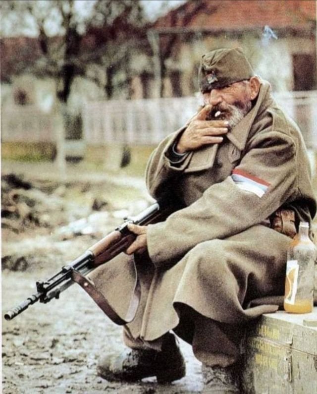 Пожилой сербский солдат с СКС во время осады хорватского Вуковара. 1991 год.