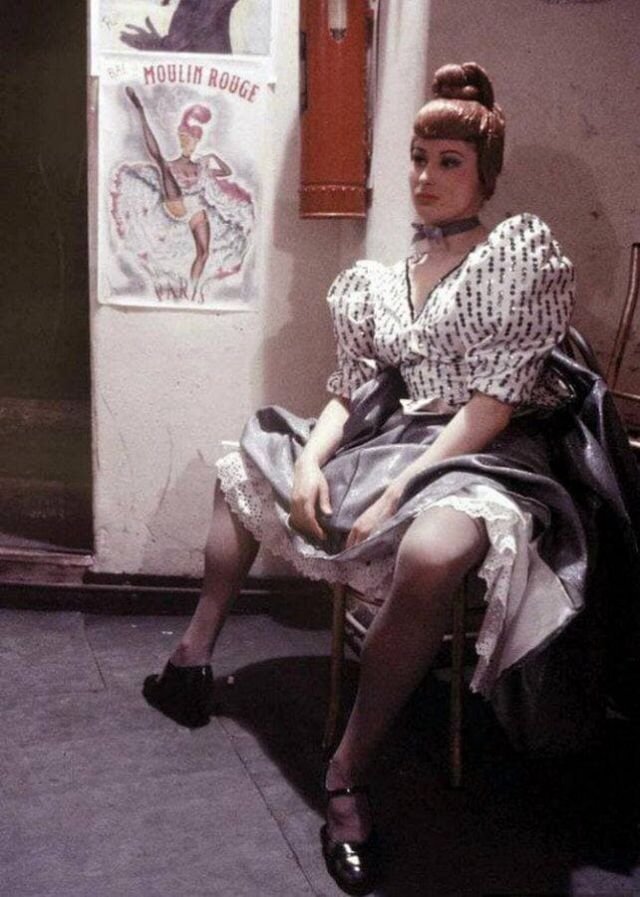 Танцовщица канкана во время перерыва. Кабаре &quot;Мулен Руж&quot;. Париж, Франция, 1953 год.