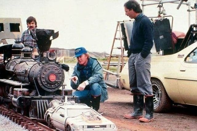 Режиссёр Роберт Земекис думает, как бы поэффектнее отправить своих героев «назад в будущее». 1990 год.