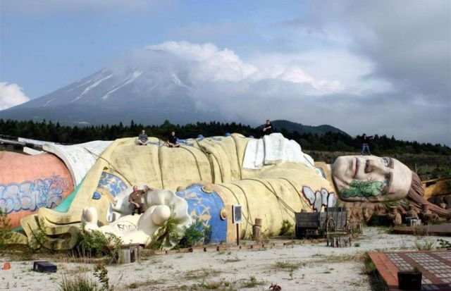 Жуткий заброшенный тематический парк «Путешествие Гулливера» в Японии