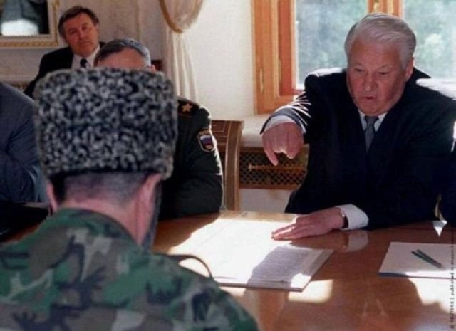 Переговоры президента России Бориса Ельцина и и.о. президента Чечни Зелимхана Яндарбиева, 28 мая 1996 года.