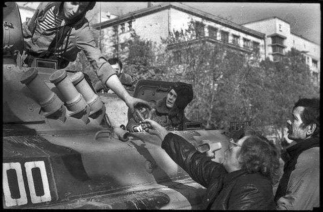 Москвичи делятся сосисками с солдатами-танкистами Внутренних Войск в Москве. Август 1991 года