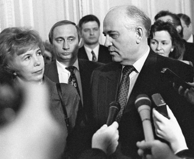 Первый и единственный Президент СССР Михаил Горбачёв и его жена Раиса (слева), СССР, 1990 год.
