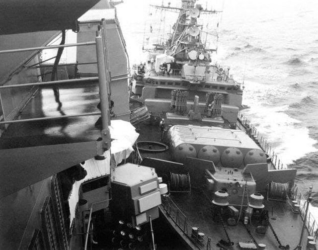 Советский сторожевой корабль «Беззаветный» совершает навал на американский ракетный крейсер «Йорктаун» у берегов Крыма, 1988 год.