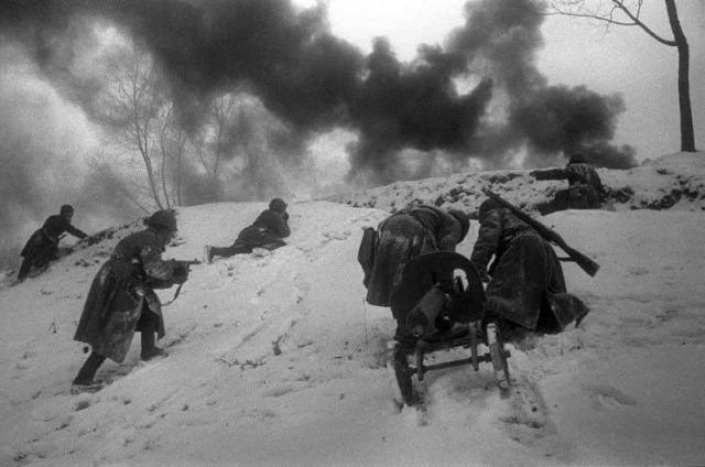 Красноармейцы с пулеметом «Максим» взбираются на вершину высоты во время боев под Москвой. ВОВ.