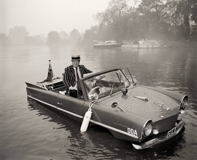 В 1960-х годах в ФРГ серийно производился гражданский автомобиль-амфибия Amphicar.