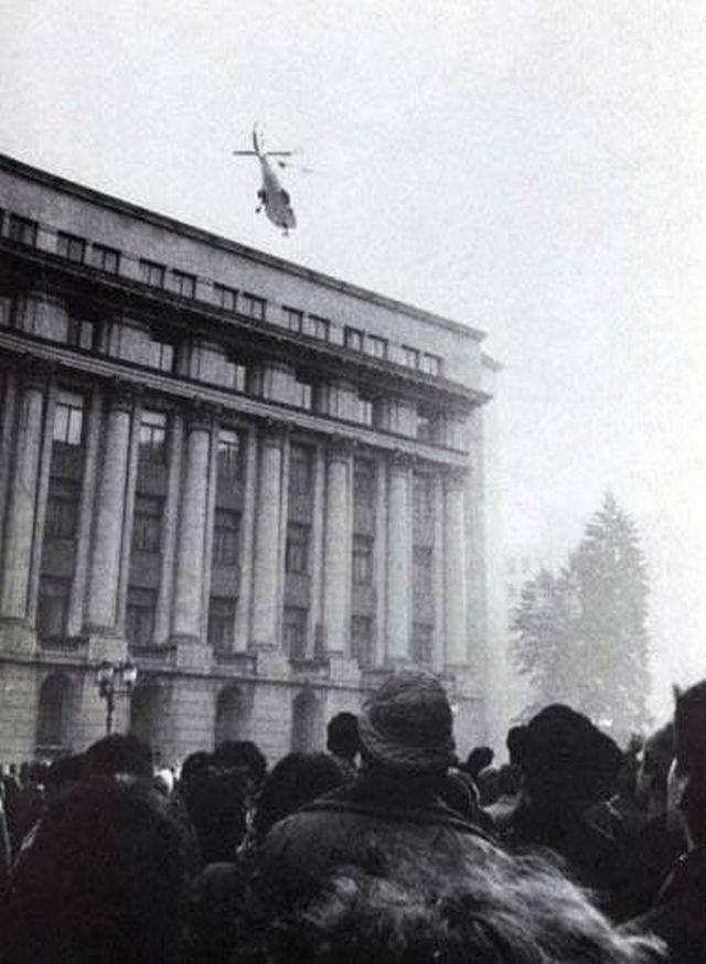 Румынский диктатор Чаушеску с супругой пытаются скрыться на вертолете во время румынской революции, 22 декабря, 1989 год.