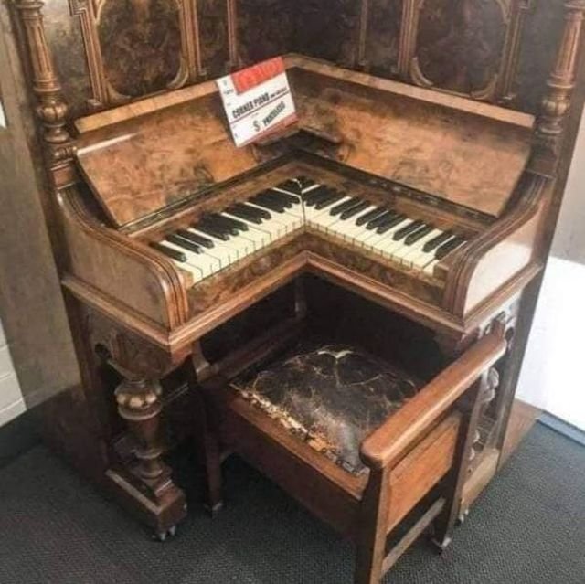 Угловое пианино из музея фортепиано на острове Гуланьюй, Китай.