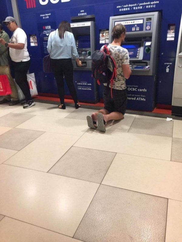 Турист пользуется банкоматом в Юго-Восточной Азии