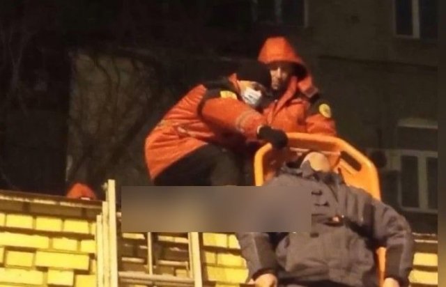 Киевские спасатели сняли с крыши гаража мужчину с травмой - вот только показали все немного не так