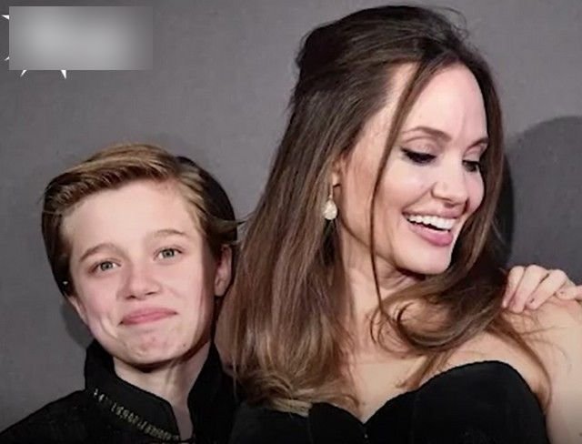Дочь Анджелины Джоли и Брэда Питта - Шайло - перестала считать себя мальчиком