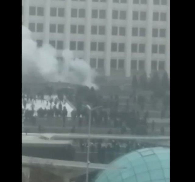 Протестующие в Алматы прорвали в здание администрации