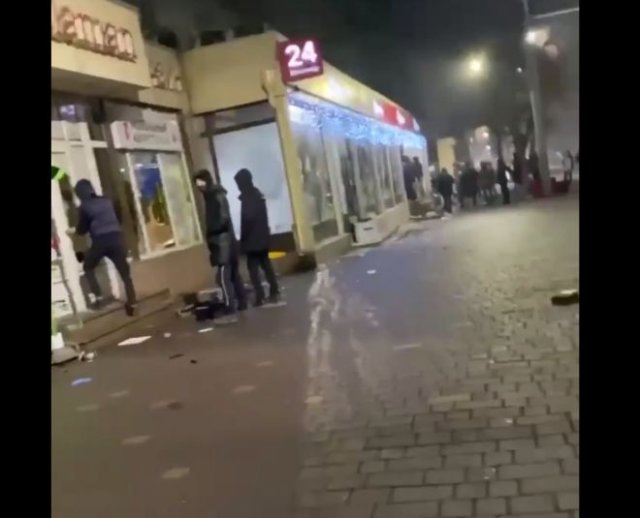 В Казахстане протестующие принялись грабить магазин и устраивать погромы