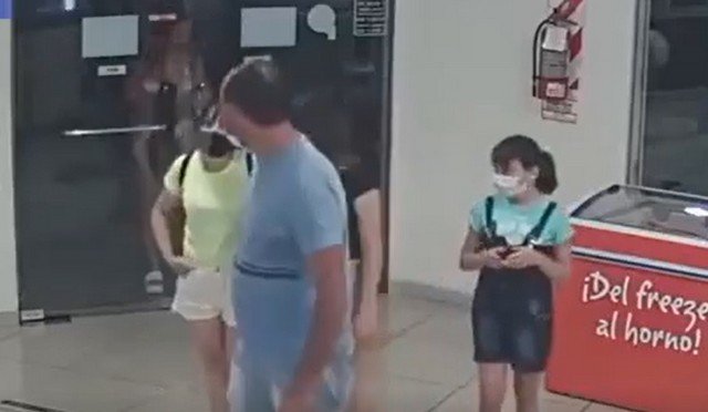 В Аргентине девушка разделась до белья, чтобы купить мороженое