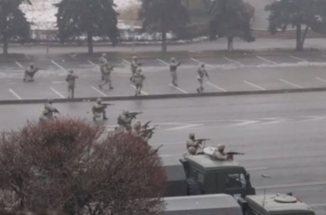 В Казахстане проходят боестолкновения с правоохранителями — силовики открывают огонь по митингующим