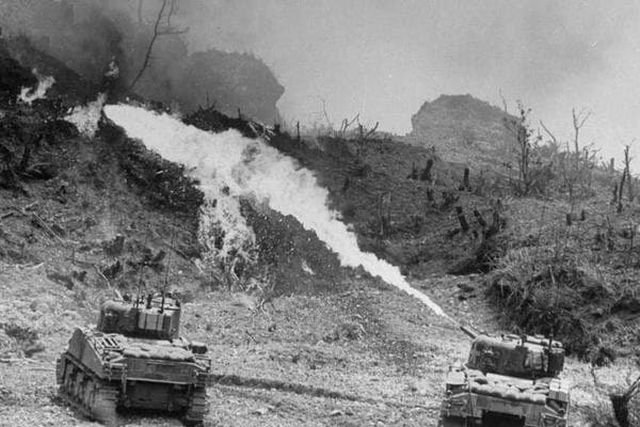 Американский огнемётный танк обрабатывает японские укрепления на Окинаве. Вторая мировая война. 1945 г.