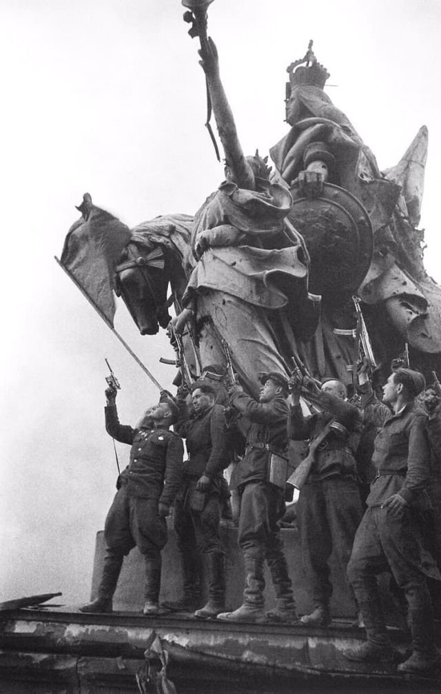 Салют в честь Победы на крыше Рейхстага. Солдаты батальона под командованием Героя Советского Союза С. Неустроева. 9 мая 1945