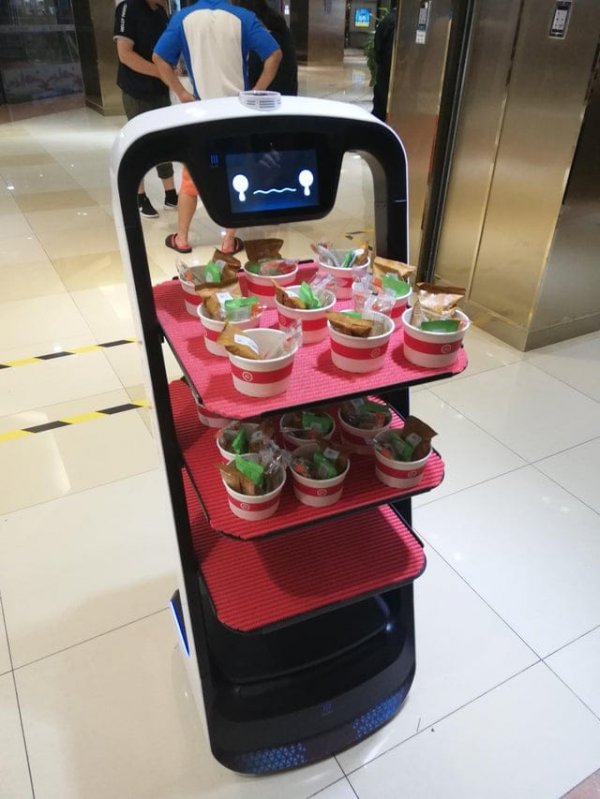 Робот в Китае расстроился, потому что я не взял закуску