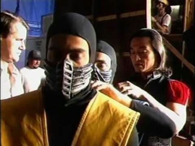 Шан Цунг поправляет воротник Саб-Зиро, а Саб-Зиро Скорпиону, на съемках &quot;Mortal Kombat&quot;, 1995 год.