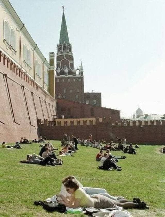 Москвичи отдыхают на газоне у кремлёвской стены. Москва, Россия, 1999 год.