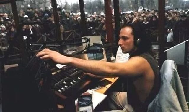 Дмитрий Нагиев в открытой студии Радио «Модерн». Санкт-Петербург, 1997 год.