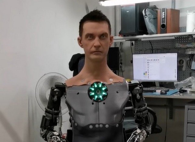 Пермский резидент &quot;Сколково&quot; изобрел робота Алекса, который будет стоять в МФЦ, ТРК и музеях