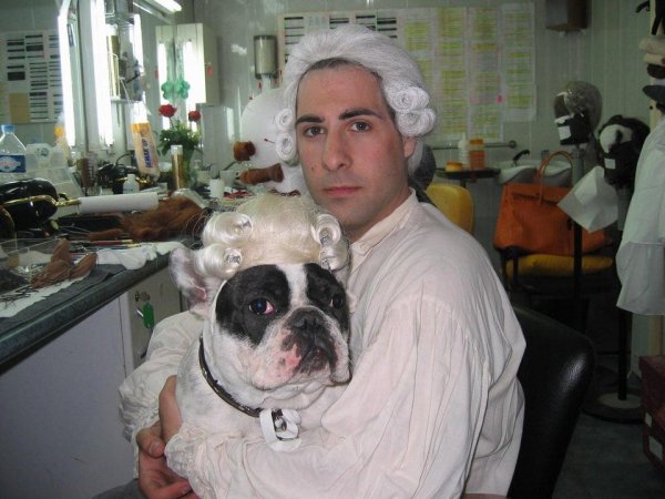 Джейсон Шварцман со своей собакой в гримёрке во время съёмок «Марии-Антуанетты»