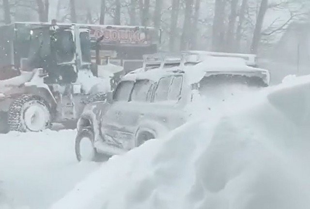 В Южно-Сахалинске ввели режим ЧС из-за снежного циклона