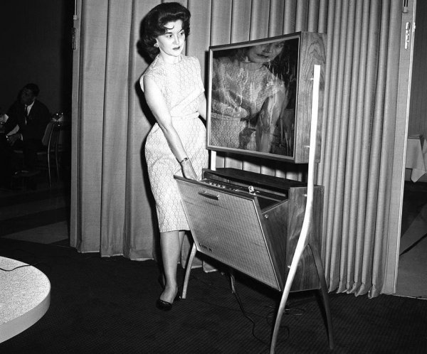 Один из первых телевизоров с плоским экраном (всего 10 см толщиной) и с возможностью записывать программы