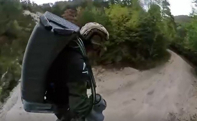 Во время учений НАТО испытали реактивный костюм парамедика