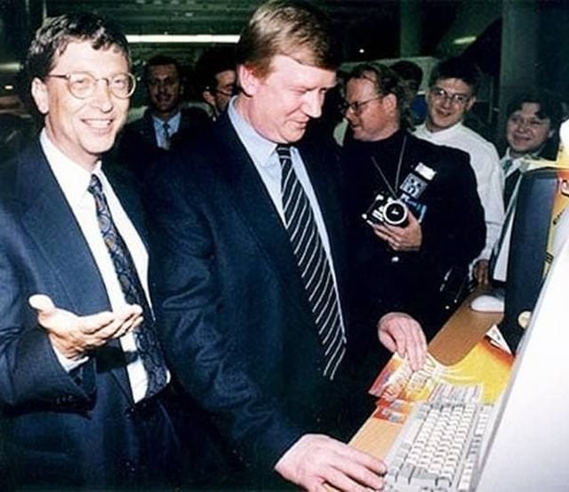 Билл Гейтс в Москве, 1997 год. Рядом — Первый зампред правительства Анатолий Чубайс.