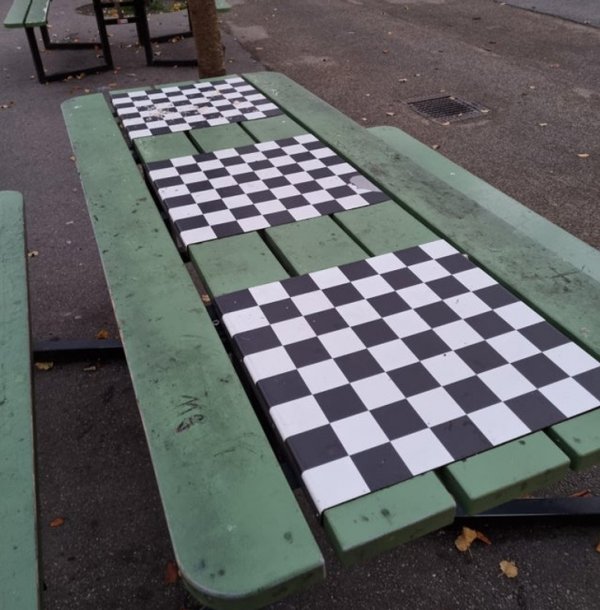 На столах в парке есть шахматные доски