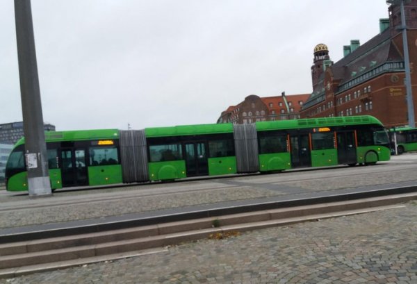 Эти автобусы в Мальме могут одинаково двигаться как передом, так и задом