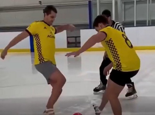 В Америке придумали новый вид спорта - футбол шаром от боулинга на льду