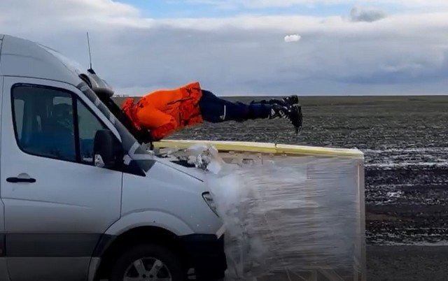Каскадер Евегний Чеботарев впервые в мире пролетел сквозь машину на скорости 80 километров в час