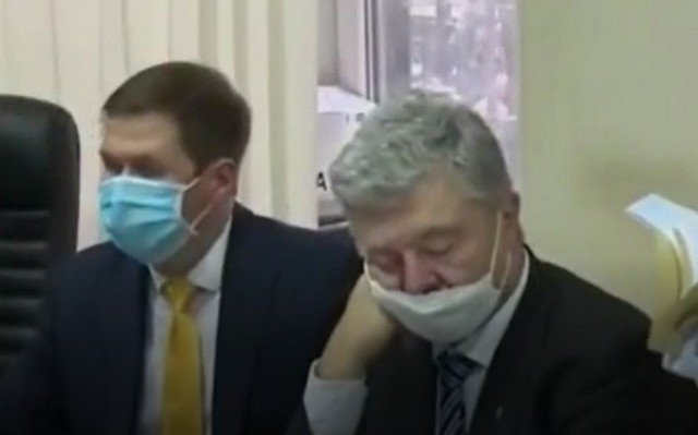 Экс-президент Украины Петр Порошенка уснул на заседании суда, где ем избирают меру пресечения