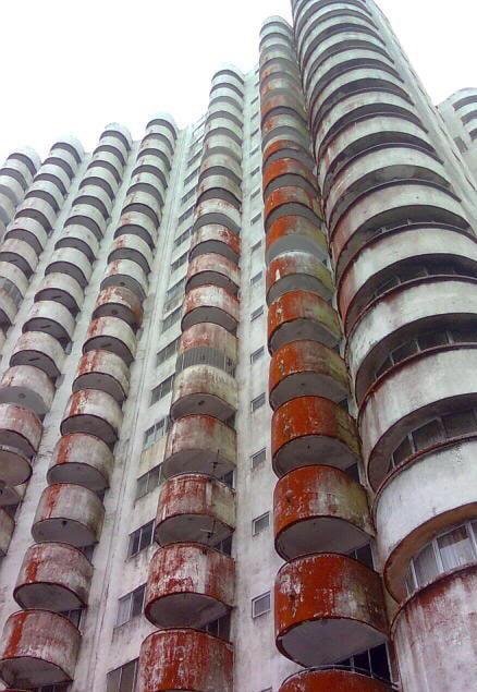 Мох на стенах отеля в Малайзии похож на кровь