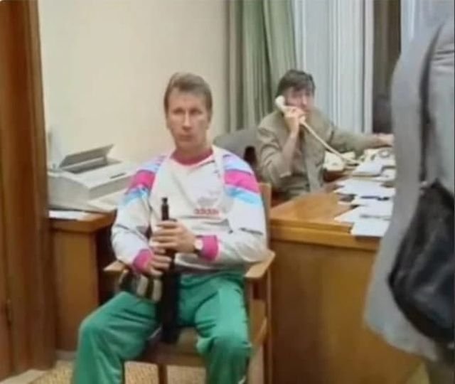 Вооруженный Виктор Золотов охраняет кабинет Бориса Ельцина, 1991 год.