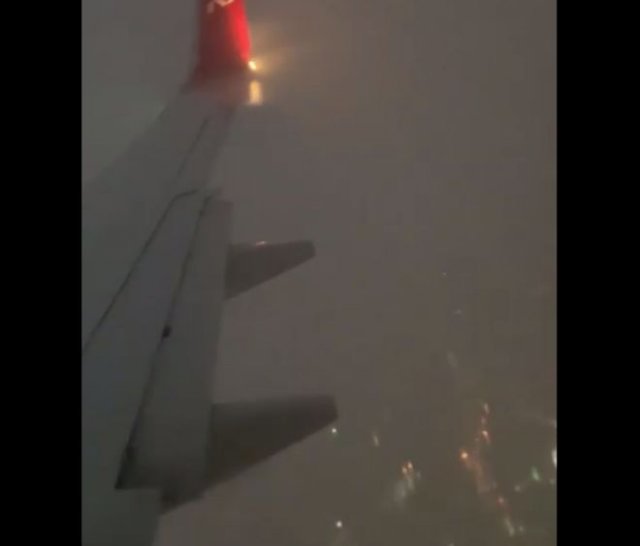 Пассажирка запечатлела момент попадания молнии в самолет
