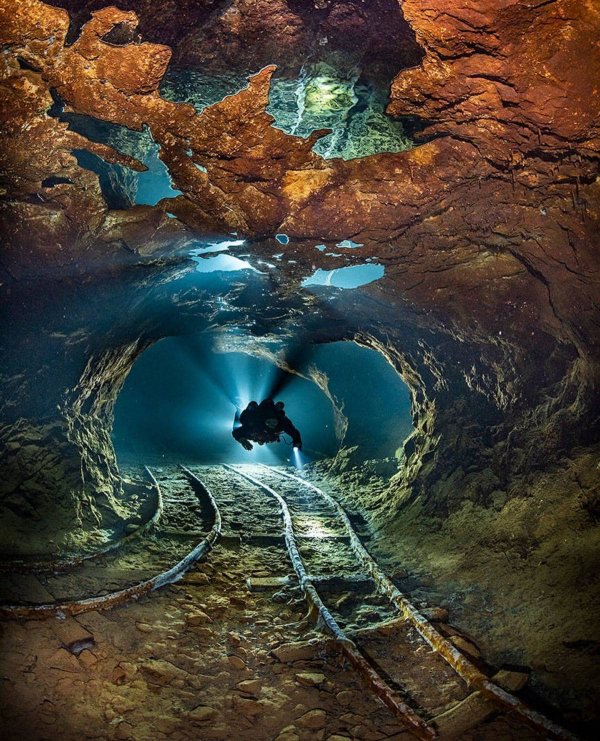 Затопленная шахта в Словакии, которая используется для дайвинга