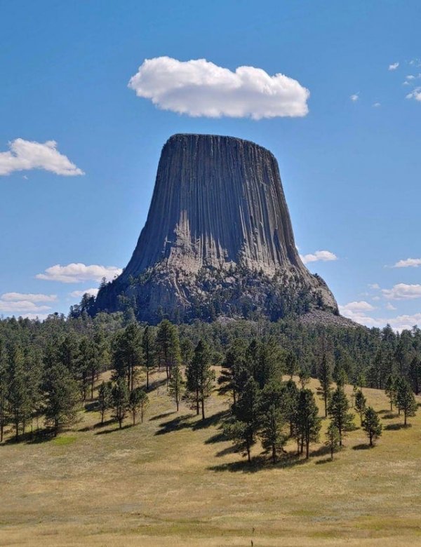 «Башня дьявола» в США. Монолит вулканического происхождения высотой 265 метров.