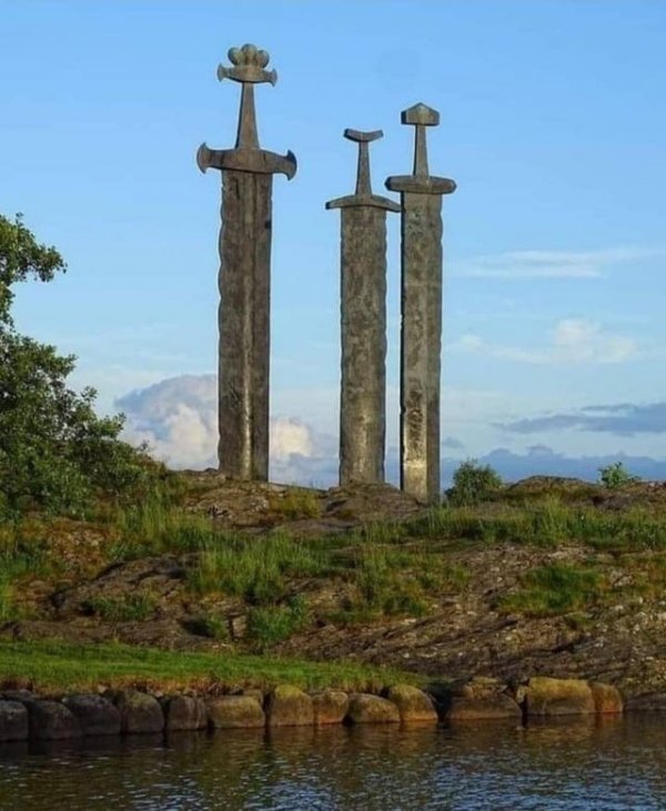 Памятник «Мечи в камне», Норвегия