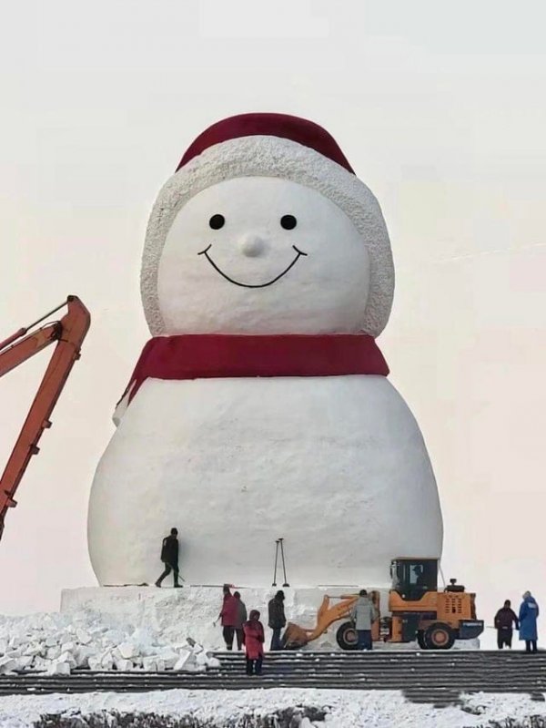 Снеговичок ростом 18,5 метра