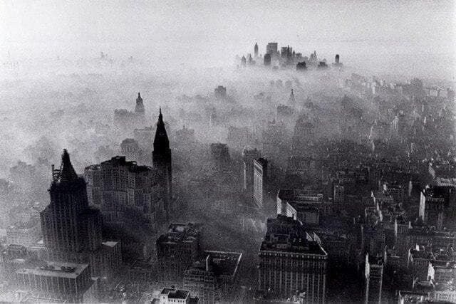 Смог над Нью-Йорком. До создания Агентства по охране окружающей среды США (EPA) Нью-Йорк был одним из самых загрязненных городов Америки, США, 1966 г.