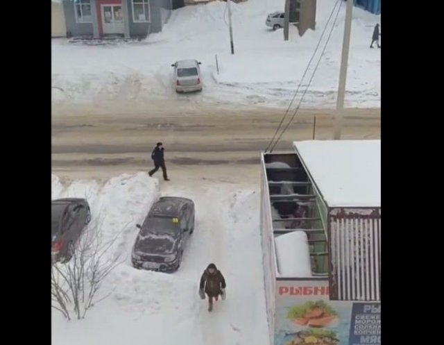 Женщина убегает от полицейского, который увидел, как она переходит дорогу в неположенном месте